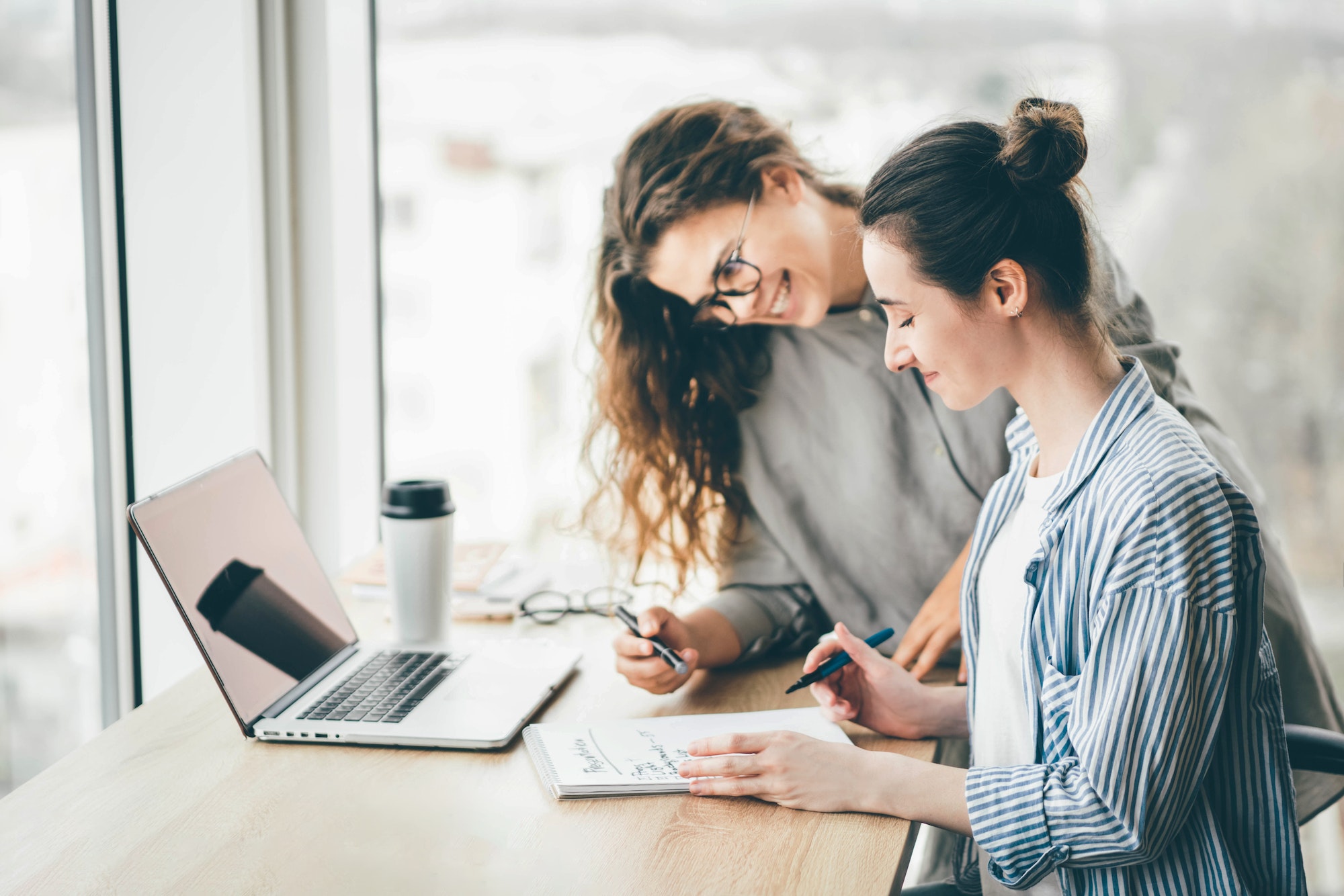 2 mujeres analizando datos en una laptop