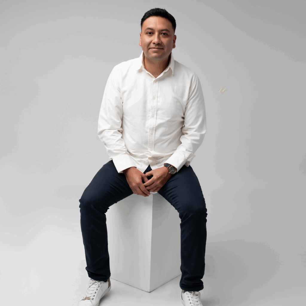 oscar vazquez sentado