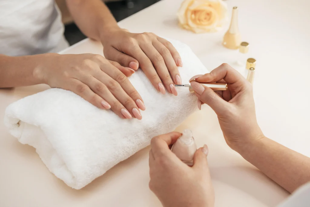 mujer haciendo manicura a otra