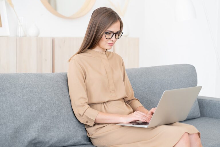 mujer usando una laptop